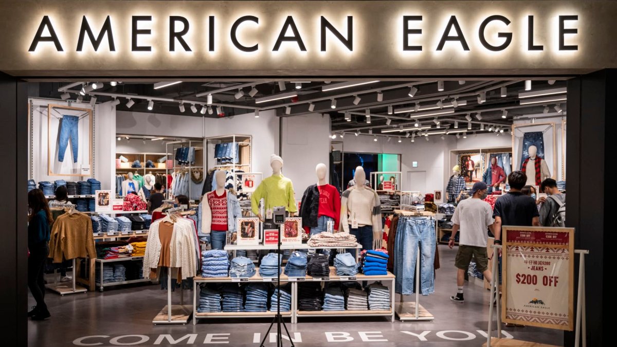 Shares of American Eagle plummet on unimpressive holiday forecast