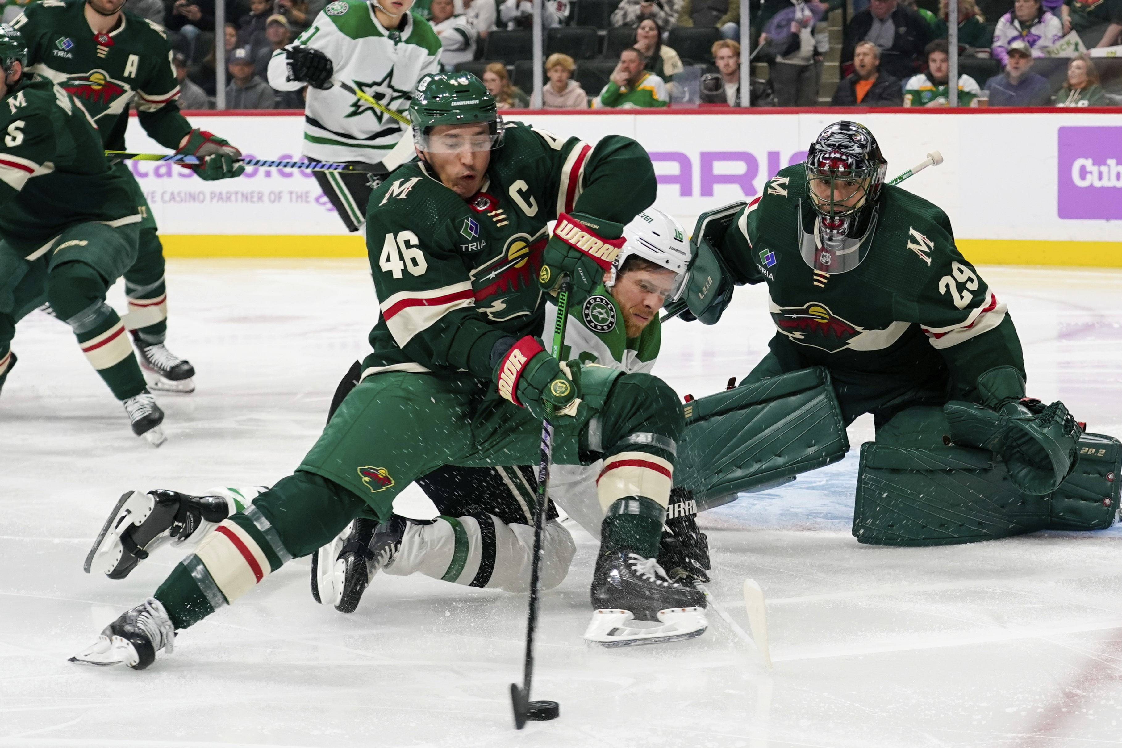 Stars edge Blues 2-1 in a shootout in the teams' season opener