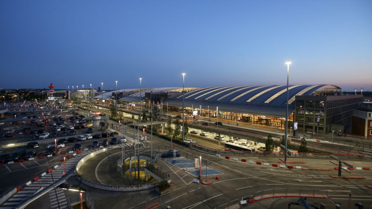 Airport in Hamburg, Germany closed after armed man breaches security gates – NBC 5 Dallas-Fort Worth - Vimarsana News