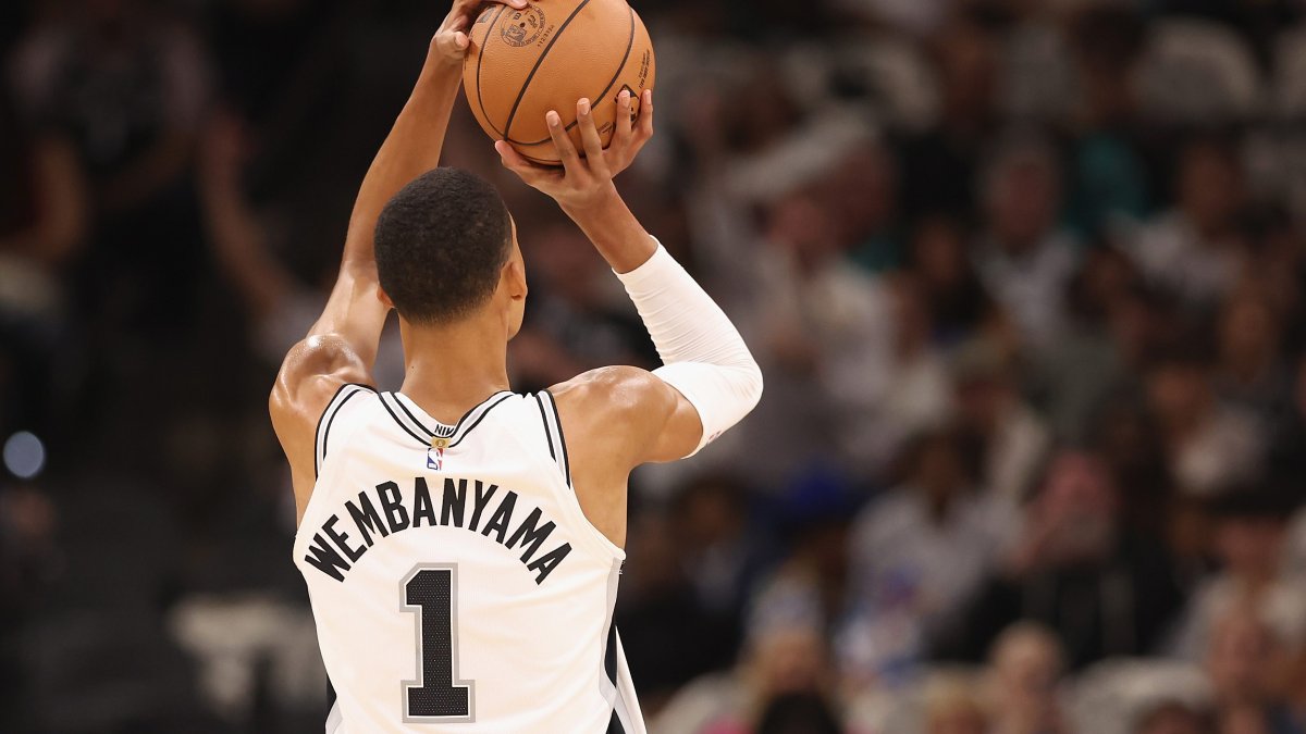 Le maillot NBA de Wimbanyama, son premier avec les Spurs, vendu aux enchères pour 762 000 $ – NBC 5 Dallas-Fort Worth