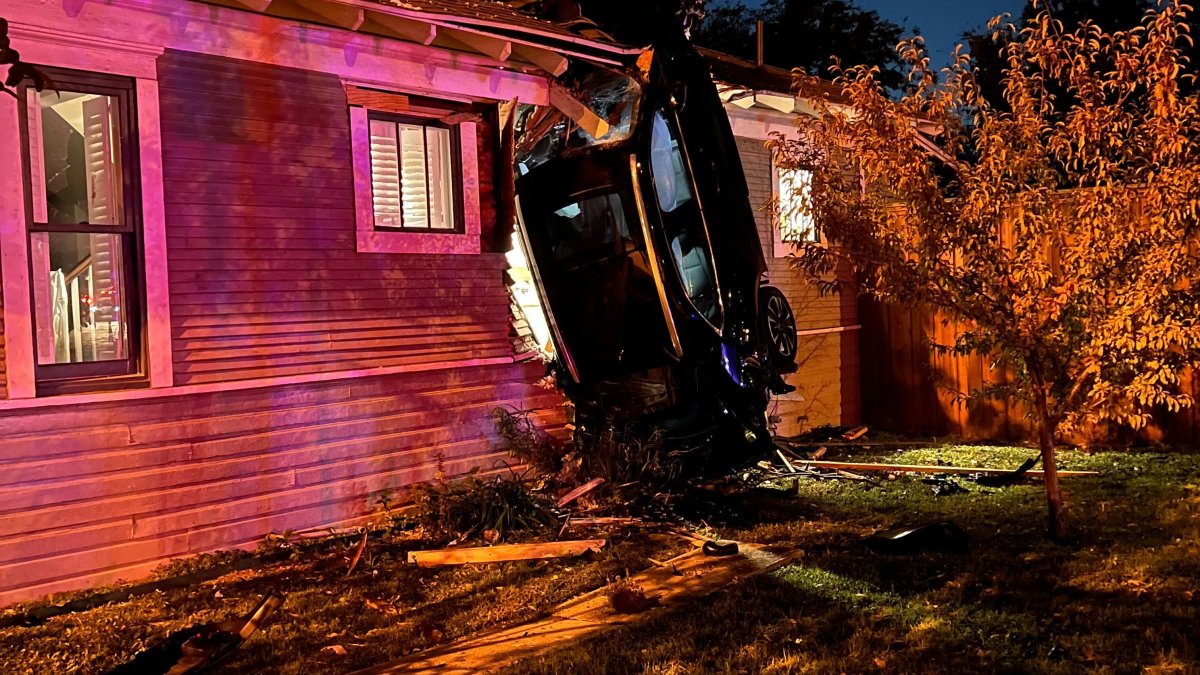 Car rams into side of East Dallas home on Thanksgiving Eve – NBC 5 ...