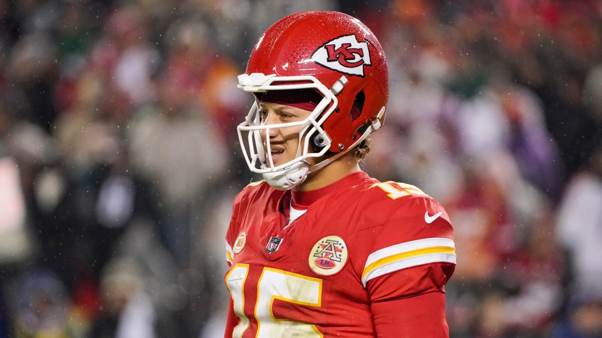 Chiefs fans ironically drop Patrick Mahomes' glove throw after Eagles game