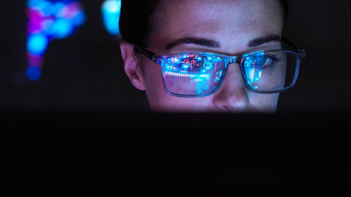 The more workers use AI, the more they worry about their job security, survey finds - Vimarsana News