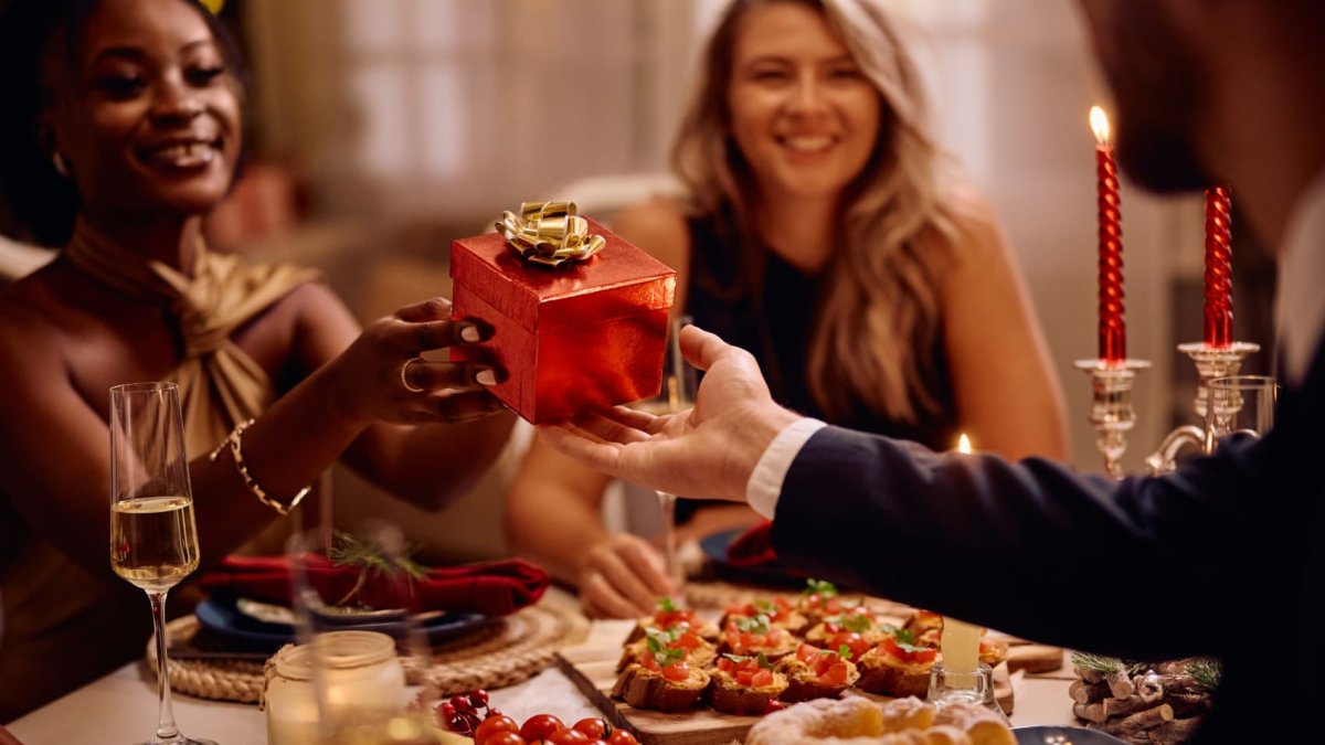 'You don't have to lie' when you receive a bad gift, says etiquette expert. Here's what to do – NBC 5 Dallas-Fort Worth - Vimarsana News