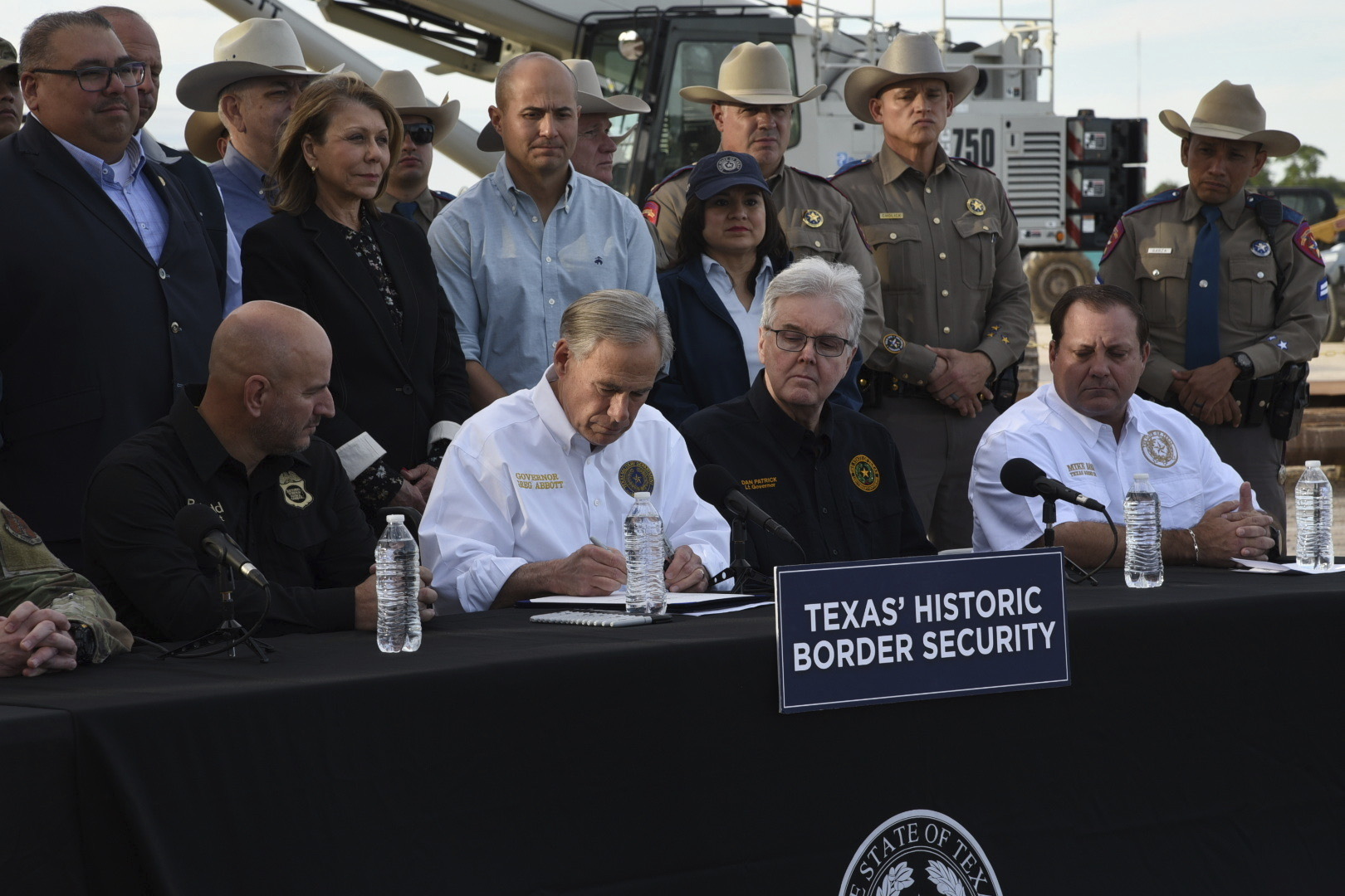 Lawsuits Filed Over New Texas Law That Allows Police To Arrest Migrants ...