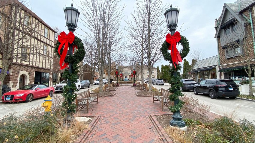 Chestnut Court Park, a small, brick-paved strip near Winnetka Village Hall in Illinois, was home to Santa Claus' shack in the 1990 film "Home Alone."