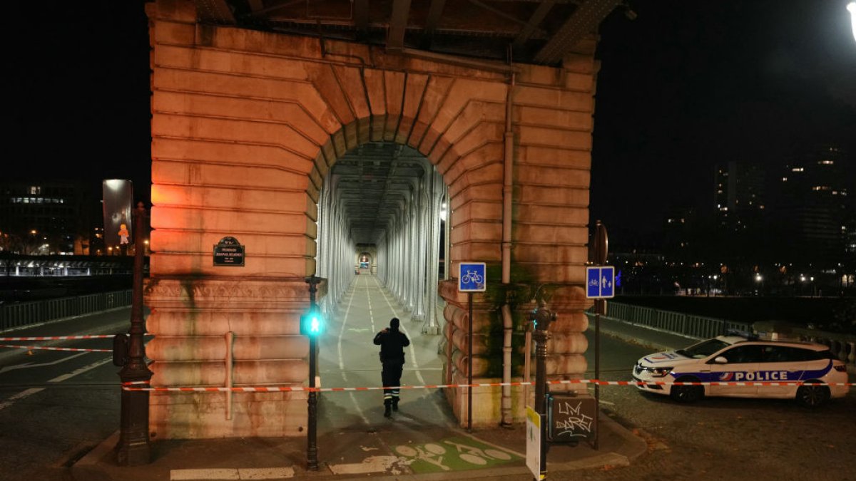 Paris knife attack kills German tourist, injures 2 others – NBC 5 Dallas-Fort Worth - Vimarsana News