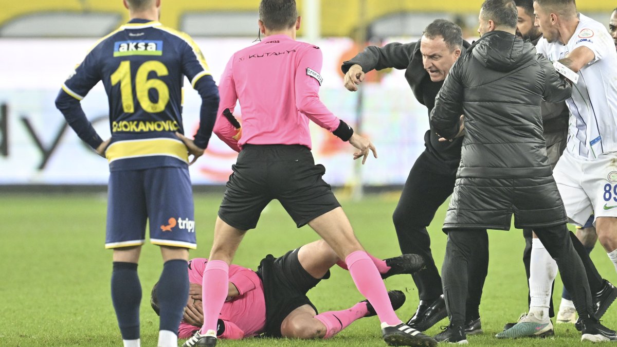 Turkey suspends all league games after club president punches referee at a top-flight match
