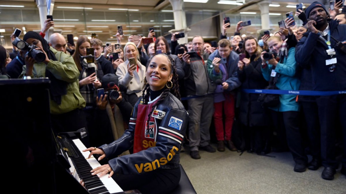 Watch Alicia Keys surprise commuters with performance at London train station - Vimarsana News