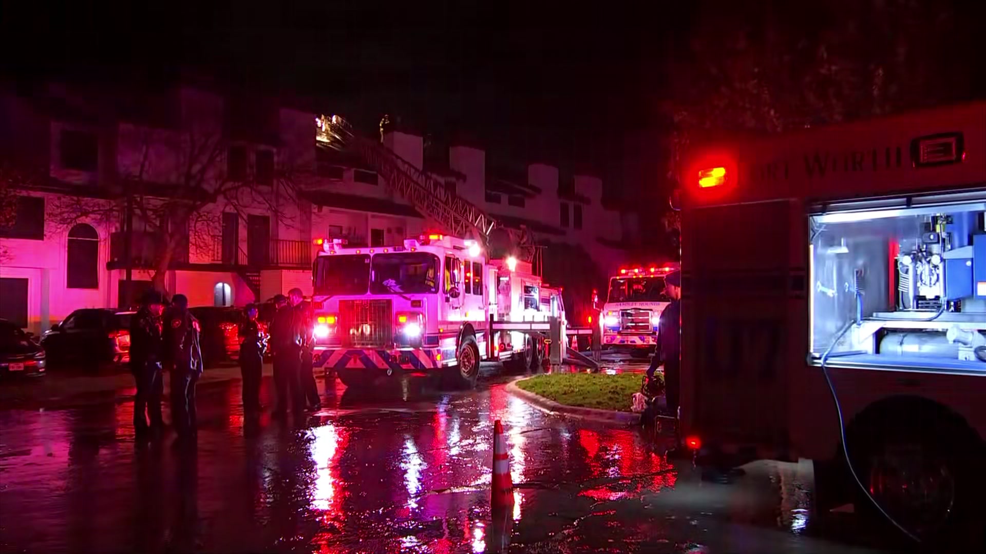 Apartment fire in Fort Worth leaves 3 injured, 25 displaced on