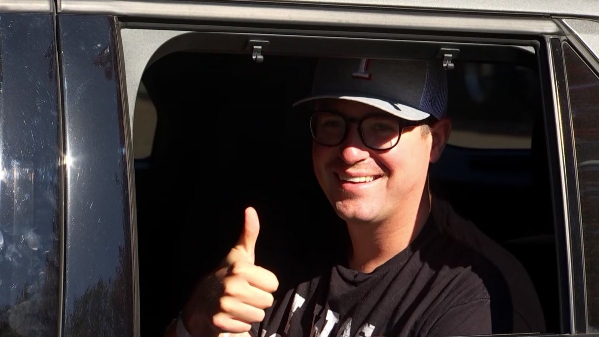 Injured Tarrant County deputy gives thumbs up as he leaves Fort Worth hospital - Vimarsana News