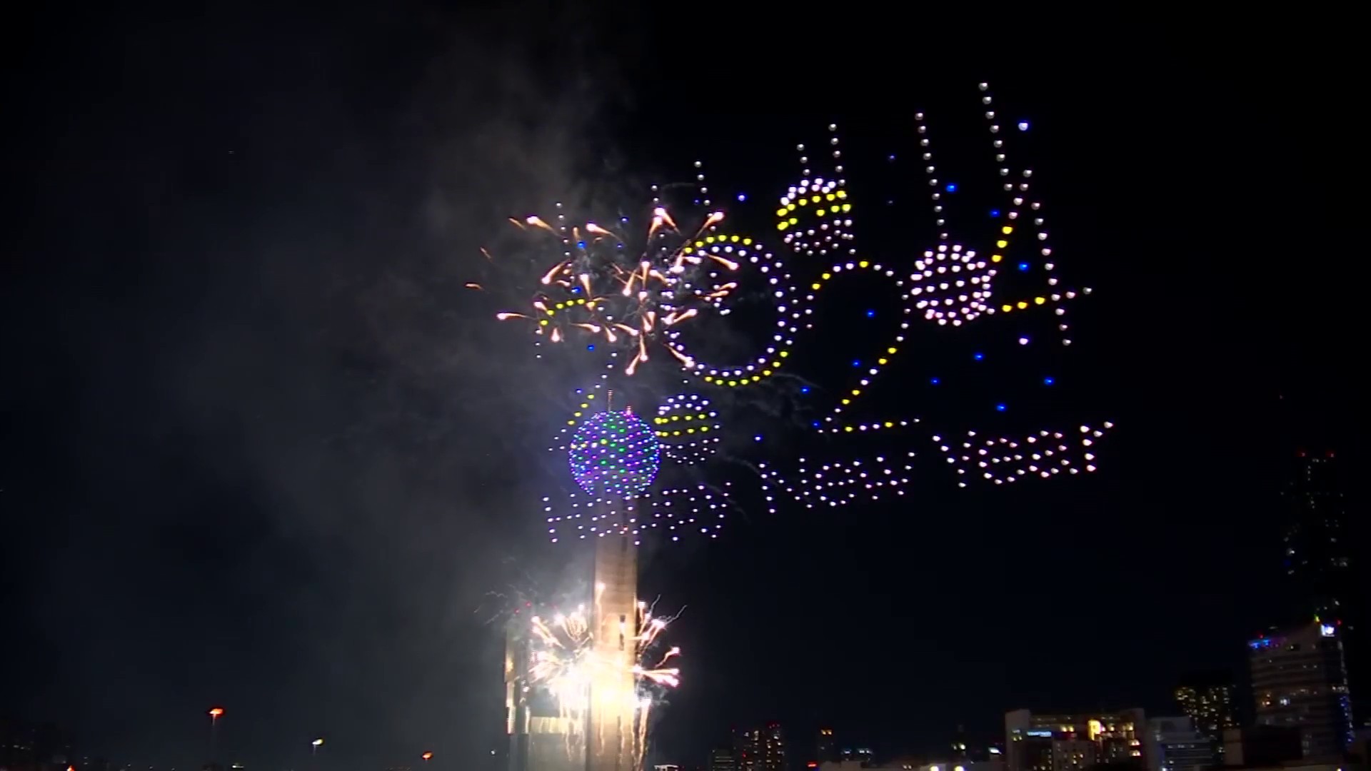 Video: Dallas recibe el Año Nuevo 2024 con show de drones y fuegos  artificiales