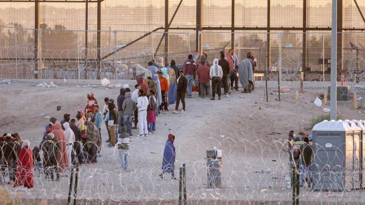 Texas sued over new law that allows police to arrest illegal migrants – NBC 5 Dallas-Fort Worth - Vimarsana News