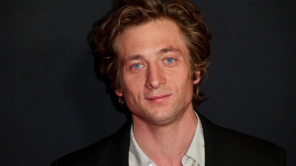 See a ‘Bear’-ly clothed Jeremy Allen White in new Calvin Klein campaign ...