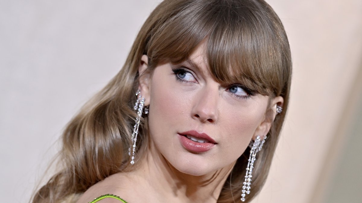 Taylor Swift urges her 282 million Instagram followers to vote on Super Tuesday