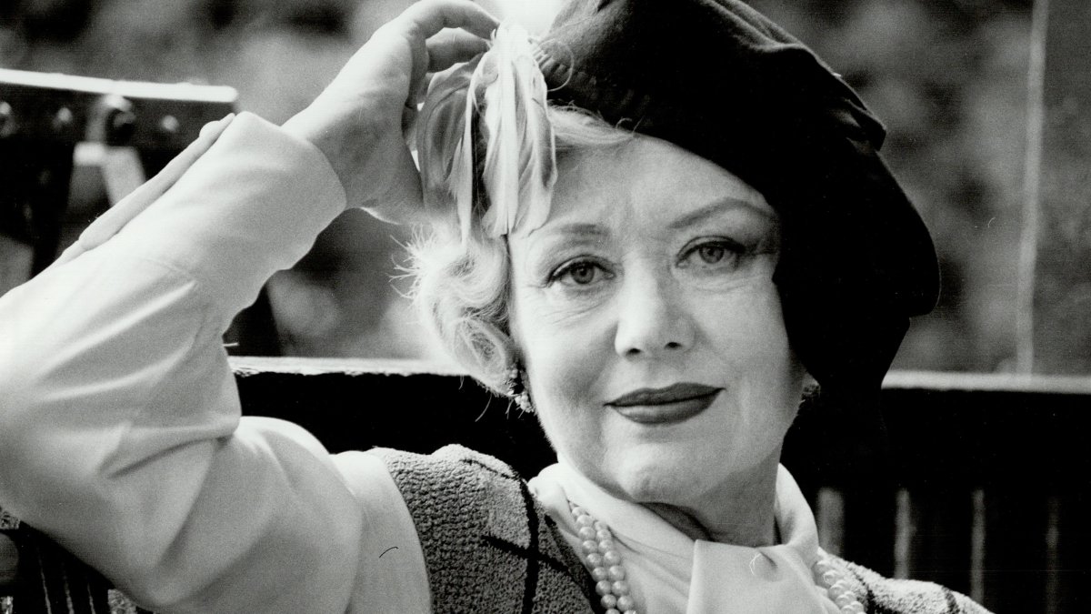 Glynis Johns, ‘Mary Poppins' star and first to sing Stephen Sondheim's ‘Send in the Clowns,' dies at 100