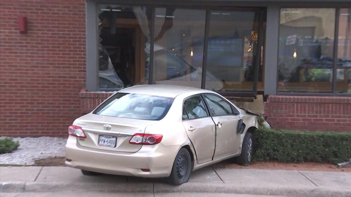 Driver hospitalized after crashing into Texas Applebee's – NBC 5 Dallas-Fort Worth - Vimarsana News