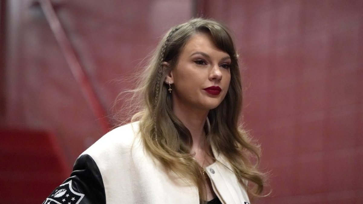 Taylor Swift donates $100,000 to GoFundMe for family of DJ killed at Chiefs' parade shooting – NBC 5 Dallas-Fort Worth - Vimarsana News