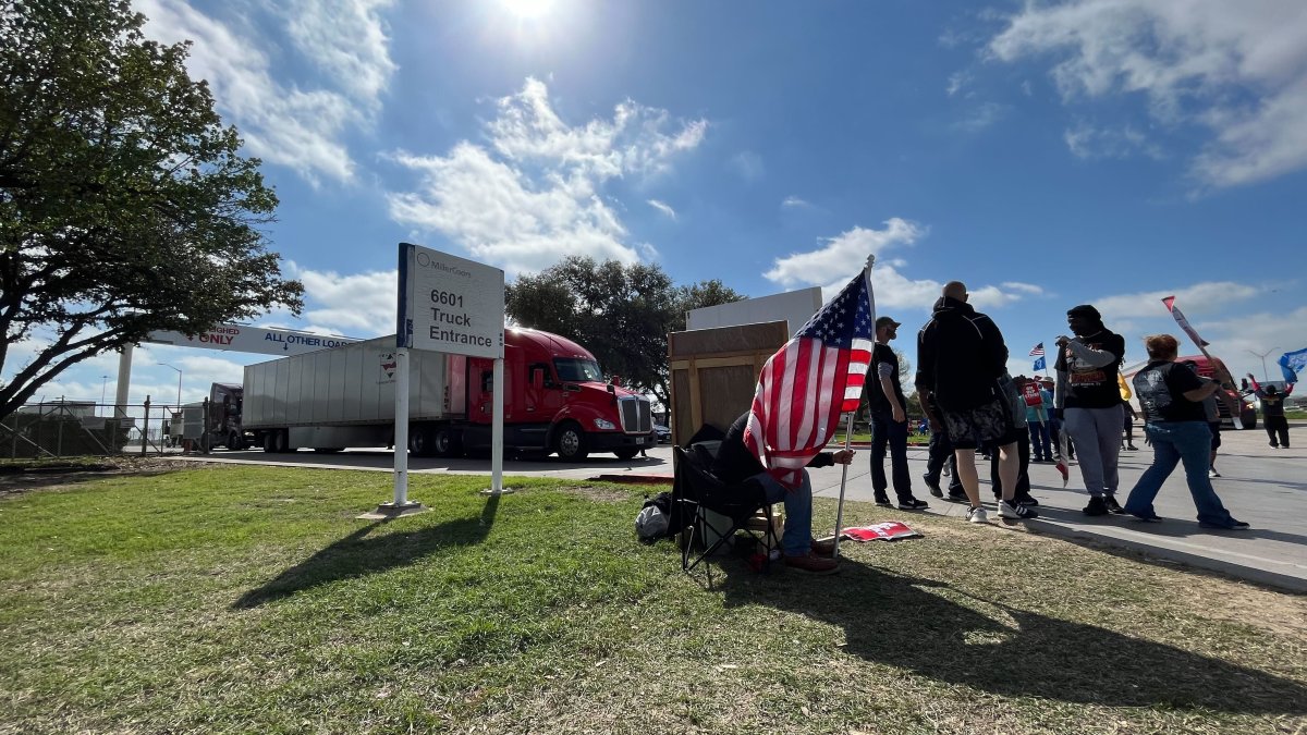Strikers halt traffic outside Molson Coors facility in Fort Worth