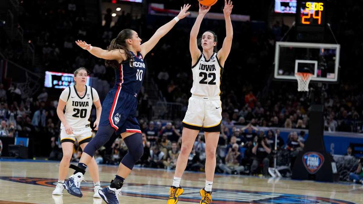 Caitlin Clark and Iowa hold off UConn to head to 2nd straight national championship game