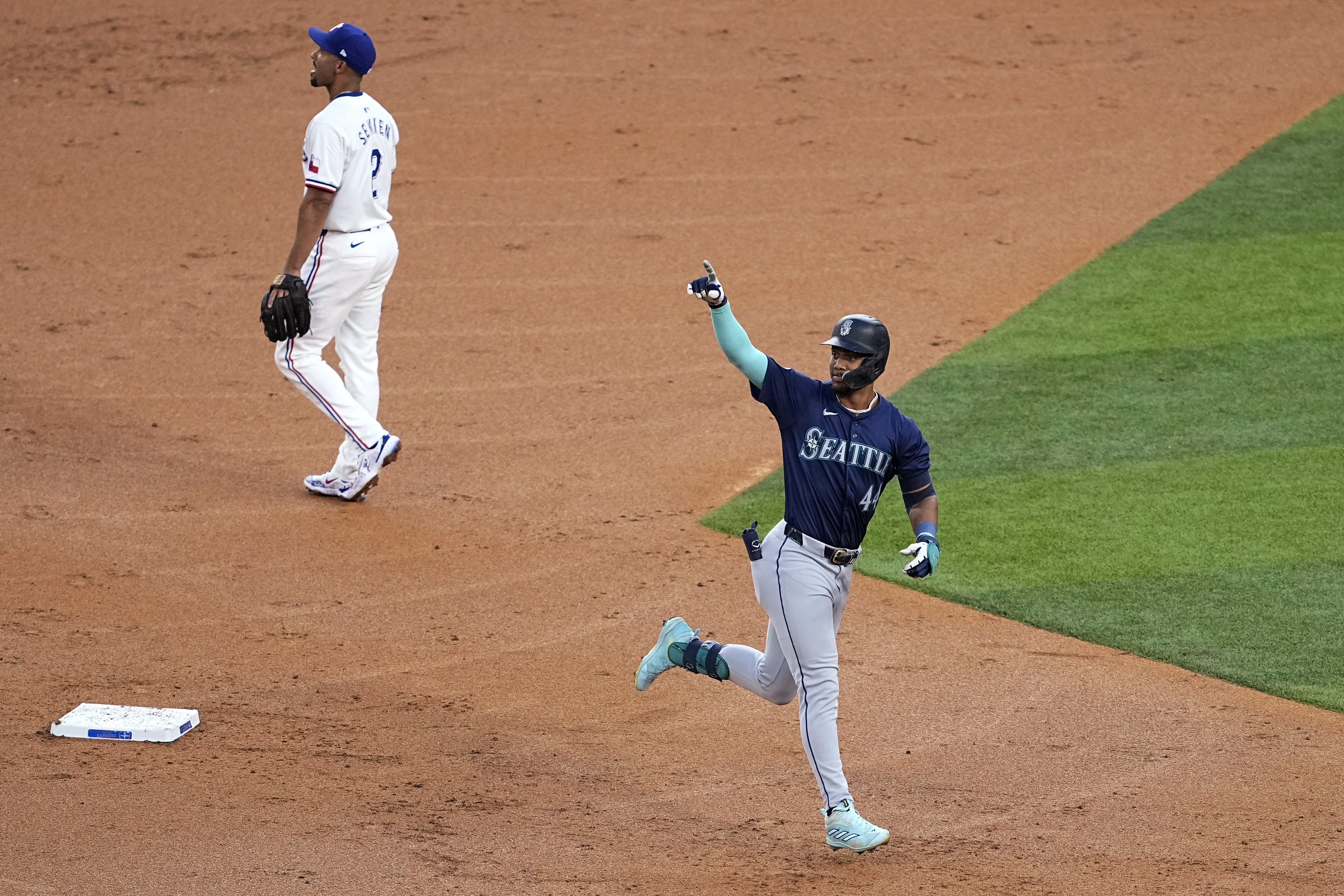 Mariners beat Rangers, knocking the World Series champions out of
first place