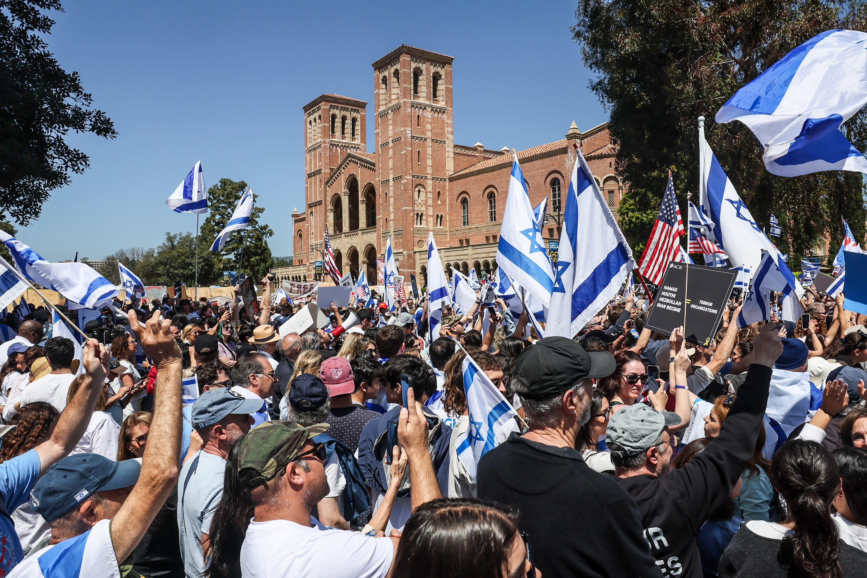 Photos: Pro-Israeli, pro-Palestinian demonstrations clash at University of California, Los Angeles