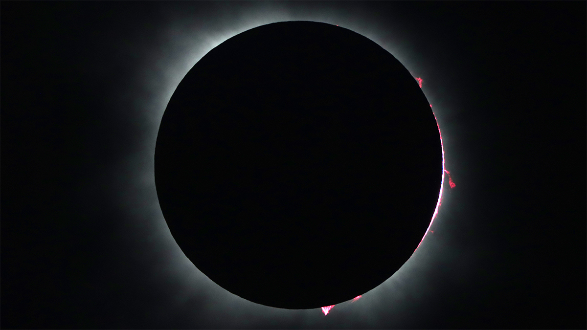 ¿Qué fueron esas manchas rojas que salieron del sol durante el eclipse?  – NBC 5 Dallas-Fort Worth