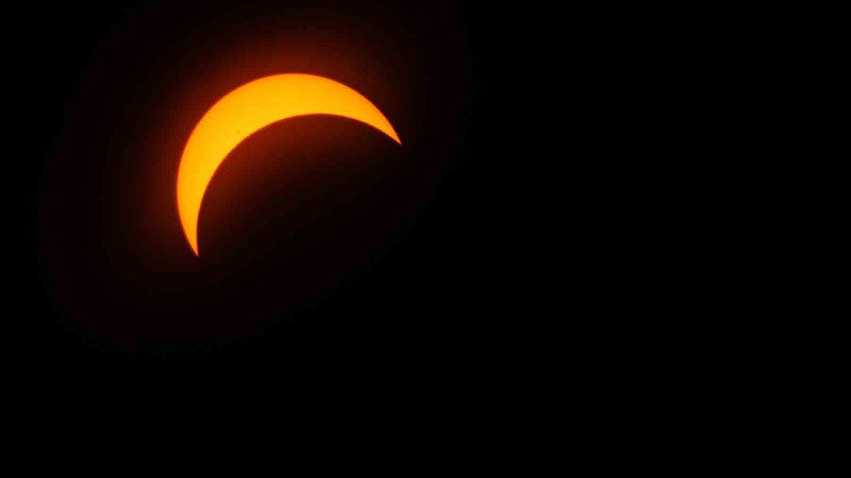 What was the most popular song played during the eclipse? – NBC 5 Dallas-Fort Worth - Vimarsana News