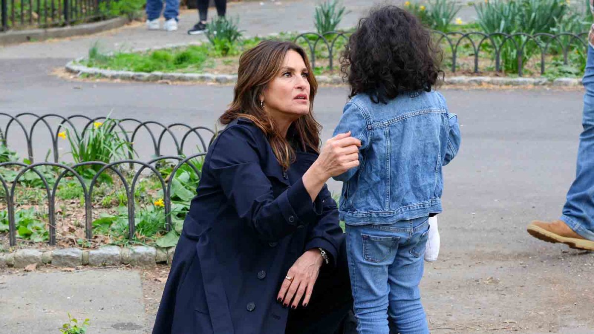 Mariska Hargitay helps little girl reunite with mom after she's mistaken for real-life cop - Vimarsana News