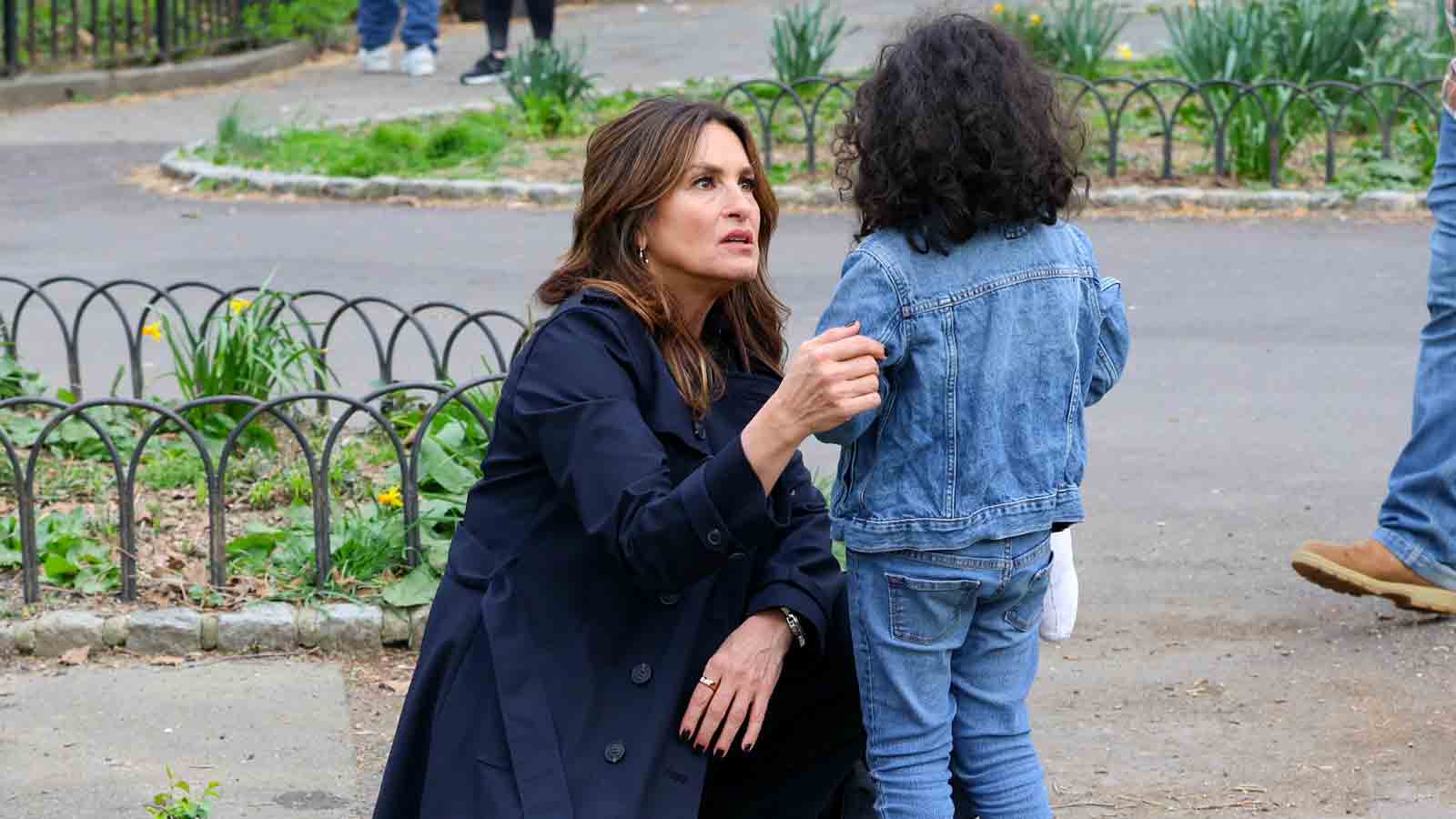 Mariska Hargitay helps little girl reunite with mom after she's
mistaken for real-life cop