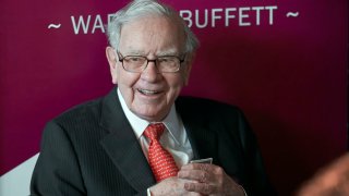 Warren Buffett, chairman and CEO of Berkshire Hathaway, smiles as he plays bridge following the annual Berkshire Hathaway shareholders meeting in Omaha, Nebraska, on May 5, 2019.