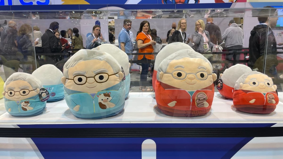 Warren Buffett's shopping extravaganza kicks off with Squishmallows pit, 'Poor Charlie's Almanack' – NBC 5 Dallas-Fort Worth - Vimarsana News