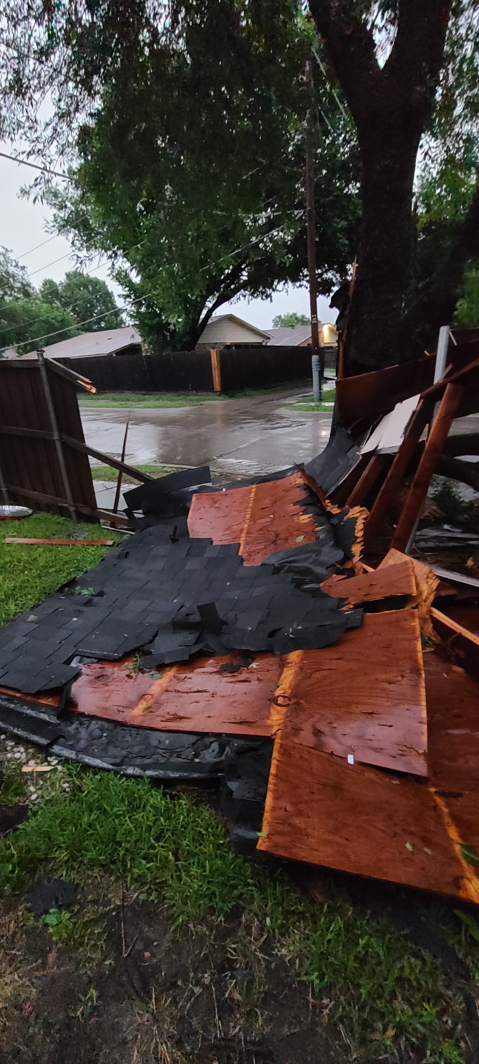 Looks like a we had bad winds and took off the neighbors roof.
Yahoo Mail: Search, Organize, Conquer