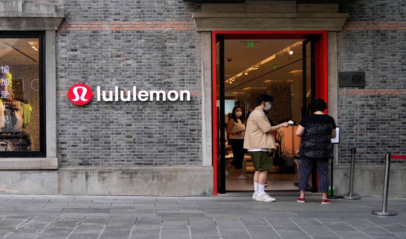 Lululemon shares pop 10% despite lackluster earnings report and guidance - Vimarsana News