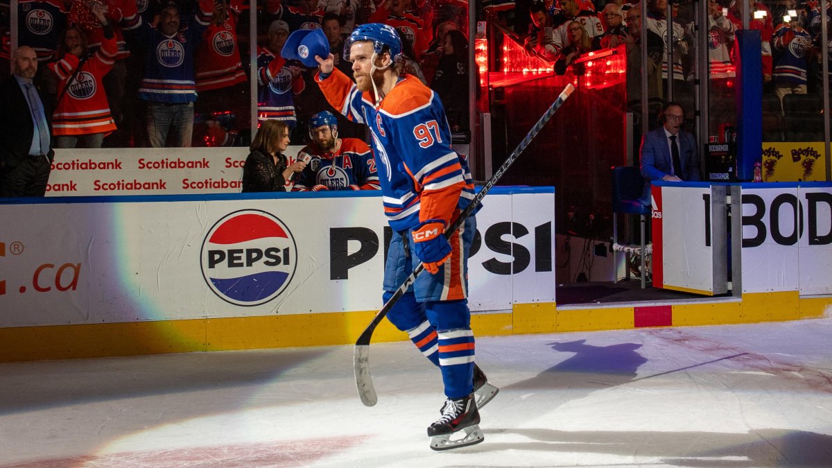 Connor McDavid breaks Wayne Gretzky's record for most assists in a single postseason