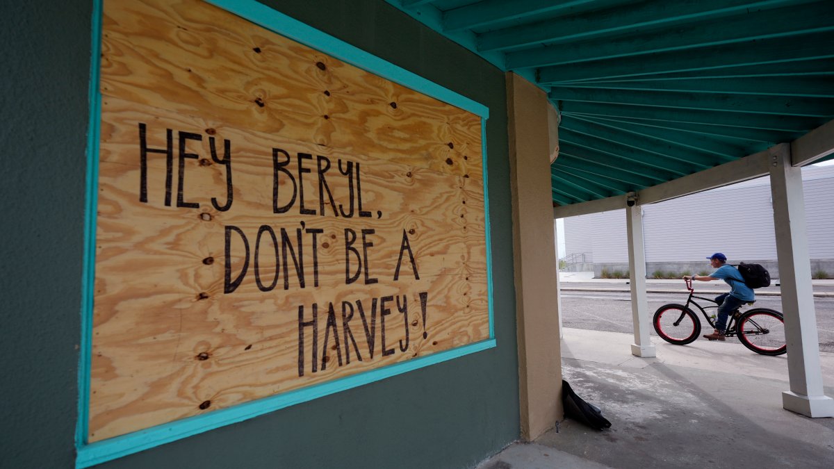 Texas coastal residents told to expect outages, flooding as Beryl