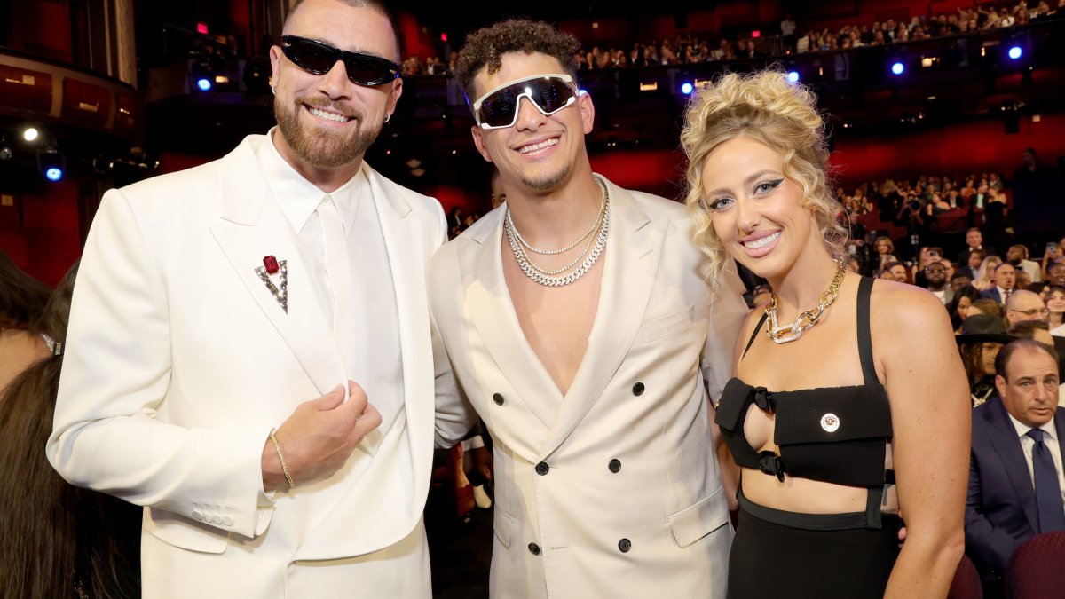Travis Kelce joined by Patrick and Brittany Mahomes at Taylor Swift show –  NBC 5 Dallas-Fort Worth