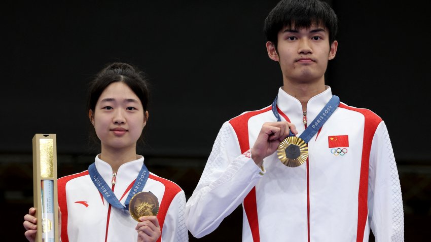 Huang Yuting and Sheng Lihau wear their gold medals