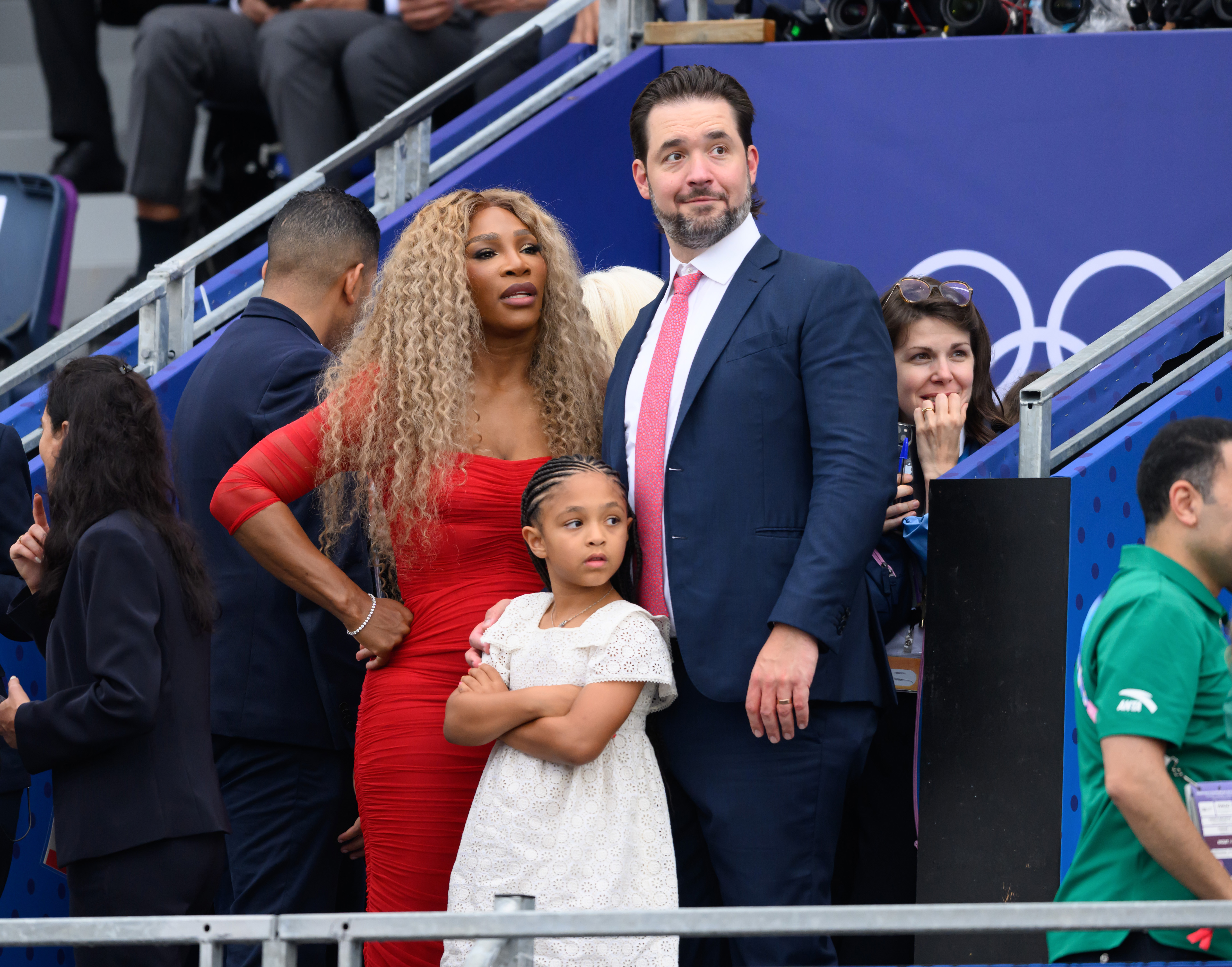 Serena Williams' hubby Alexis Ohanian aces 'umbrella holder role