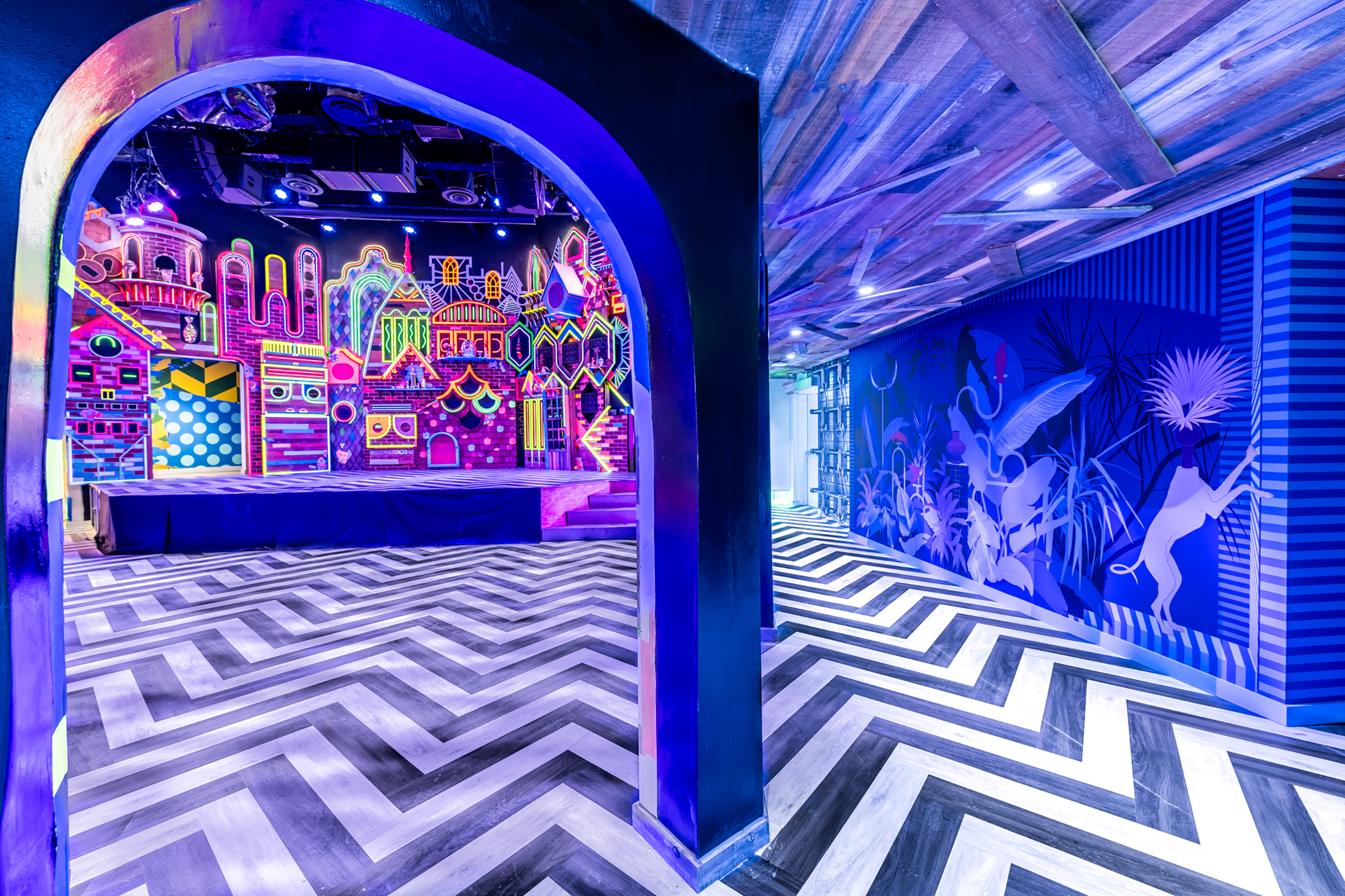 Meow Wolf Grapevine zig zag neon room