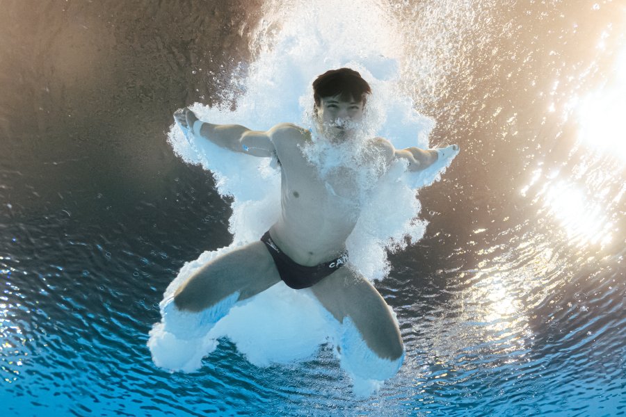 Underwater view shows Canada's Nathan Zsombor-Murray