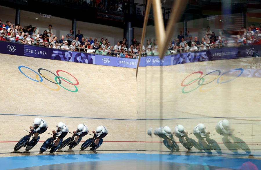 Jennifer Valente, Lily Williams, Chloe Dygert and Kristen Faulkner of Team United States compete