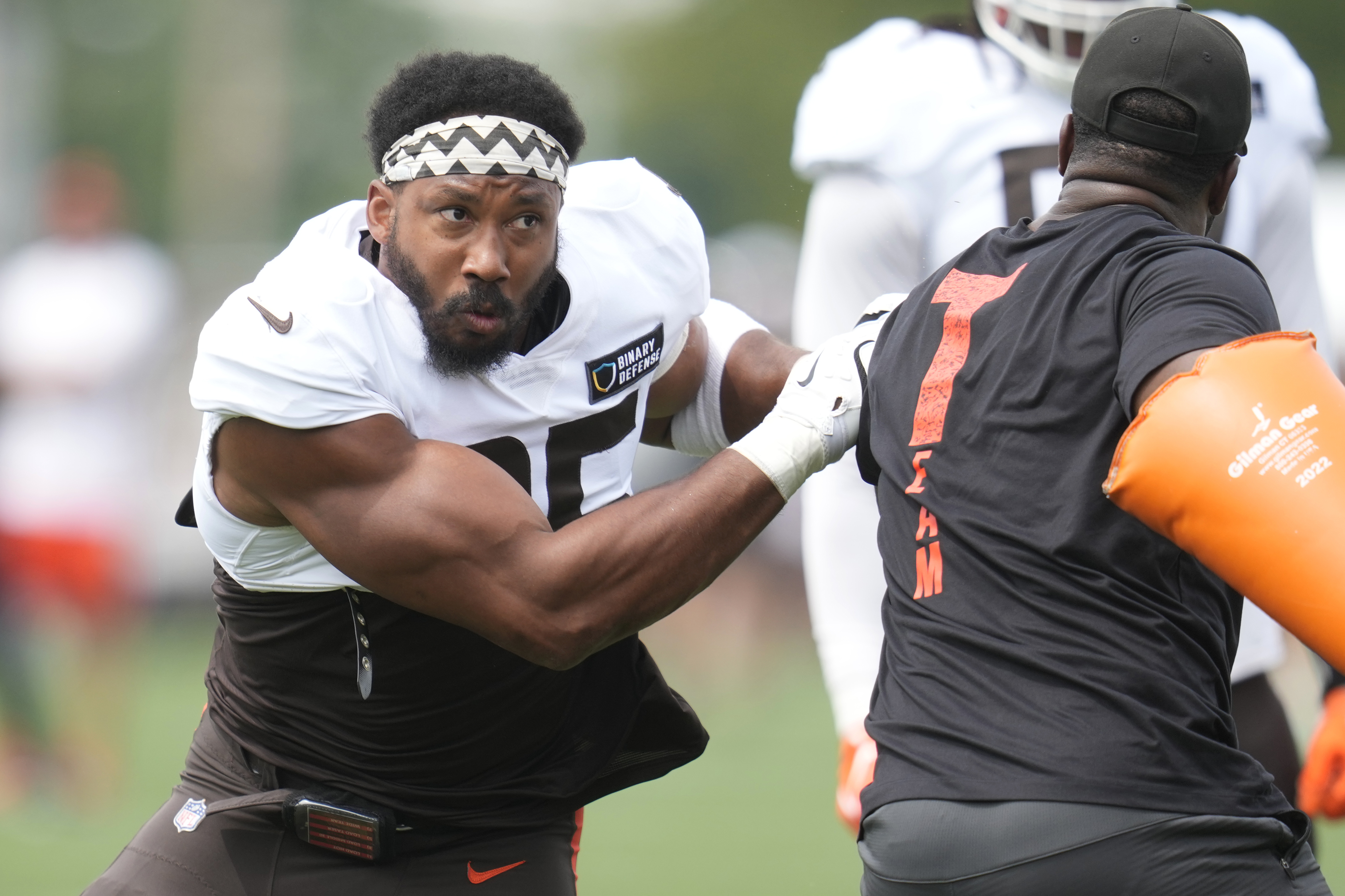 Cleveland Browns’ Myles Garrett runs a drill during a joint NFL football practice with the Minnesota Vikings, Thursday, Aug. 15, 2024, in Berea, Ohio. (AP Photo/Sue Ogrocki)