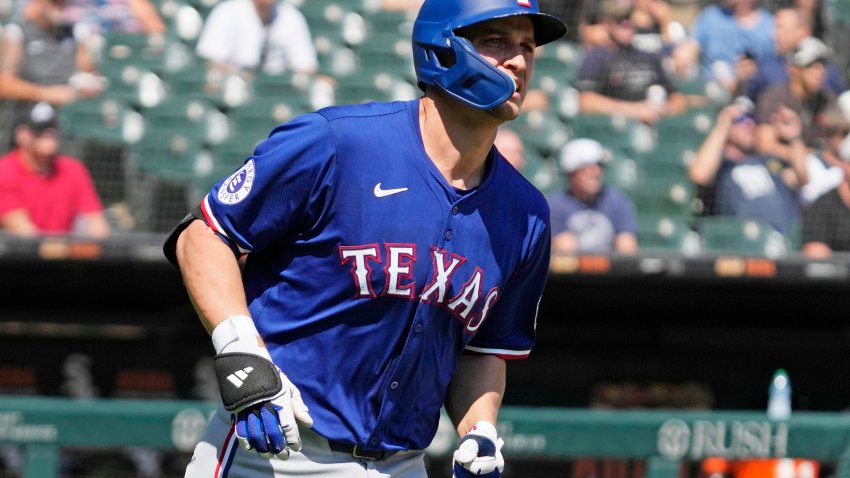 Texas Rangers’ Corey Seager rounds the bases after hitting a solo home run during the fourth inning of a baseball game against the Chicago White Sox in Chicago, Thursday, Aug. 29, 2024. (AP Photo/Nam Y. Huh)