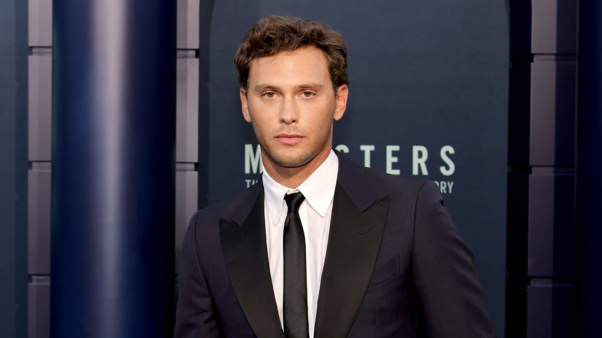 ‘Monsters’ actor met Erik Menendez: ‘I got to tell him I believe him