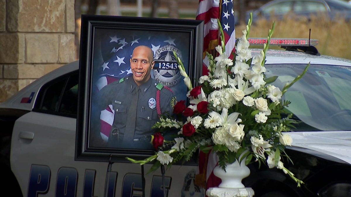 Loved Ones Pay Respect To Fallen Dallas Officer Darron Burks Nbc 5 Dallas Fort Worth 4359