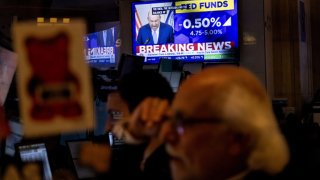 A television station broadcasts the Federal Reserve’s interest-rate cut on the floor of the New York Stock Exchange (NYSE) in New York, US, on Wednesday, Sept. 18, 2024.