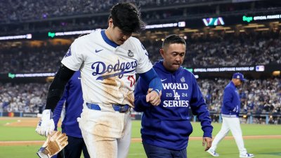 Shohei Ohtani in pain after stolen base attempt