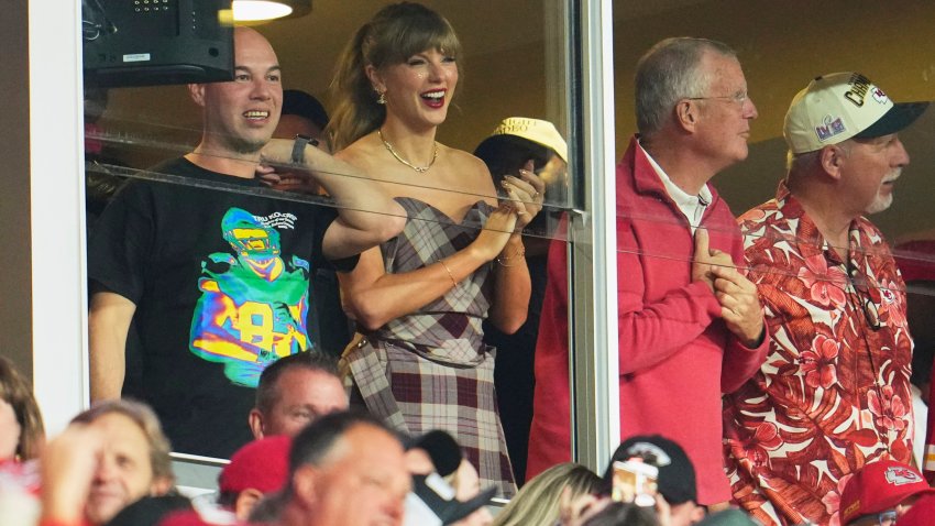 aylor Swift cheers from a suite as the Kansas City Chiefs.