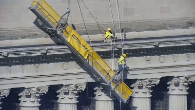 Worker rescued from Milwaukee County Courthouse scaffold